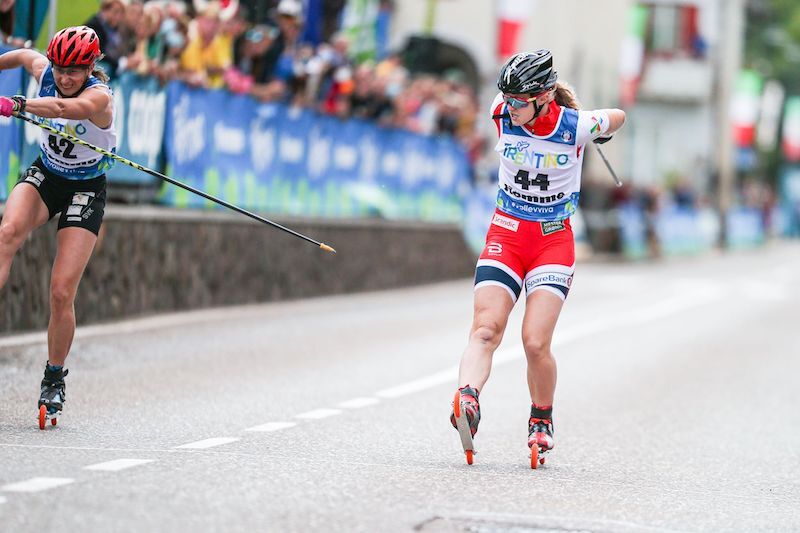 Julie Henriette Arnesen slo Alena Prochazkova og tok bronse i supersprint under rulleski-VM fredag kveld. Foto: Flavio Becchis Julie Henriette Arnesen slo Alena Prochazkova og tok bronse i supersprint under rulleski-VM fredag kveld. Foto: Flavio Becchis