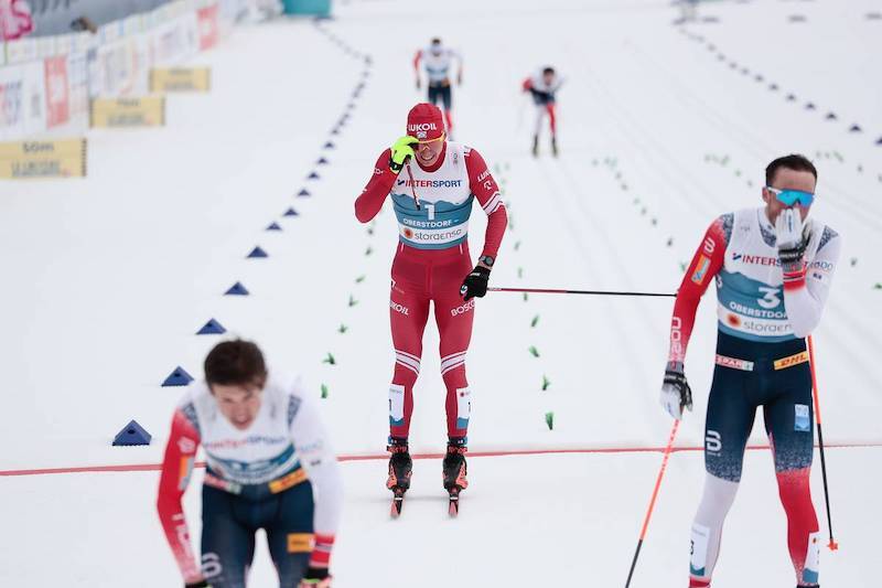 Det ble kluss på innspurten mellom Johannes Høsflot Klæbo, Alexandr Bolsjunov og Emil Iversen under femmil i VM 2021. Nå har FIS oppdatert regelverket. Foto: Modica/NordicFocus Det ble kluss på innspurten mellom Johannes Høsflot Klæbo, Alexandr Bolsjunov og Emil Iversen under femmil i VM 2021. Nå har FIS oppdatert regelverket. Foto: Modica/NordicFocus
