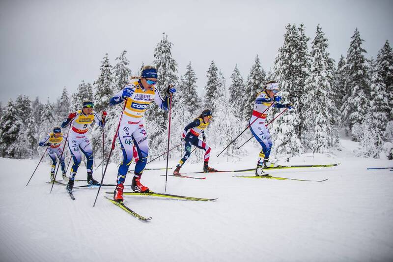 Linn Svahn, Ebba Andersson, Maja Dahlqvist og Ebba Andersson underveis i rennet som ender med at tre av dem faller i den siste nedoverbakken. Foto: Modica/NordicFocus. Linn Svahn, Ebba Andersson, Maja Dahlqvist og Ebba Andersson underveis i rennet som ender med at tre av dem faller i den siste nedoverbakken. Foto: Modica/NordicFocus.