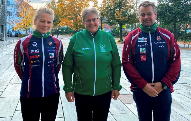 Marthe Hafsahl Karset (f.v.), Barbro Tomter Dahlen i Rustad og Amund Wiken, sportslig leder i Vang Skiløperforening. Foto: Einar Busterud Marthe Hafsahl Karset (f.v.), Barbro Tomter Dahlen i Rustad og Amund Wiken, sportslig leder i Vang Skiløperforening. Foto: Einar Busterud