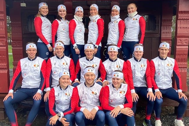 Bildetekst: Fossum Elite 2021-22. Bak fra venstre: Vilde Skotland, Vilde Golberg, Theresa Fürstenberg, Nora Andersen, Selma Andersen, Marie Tømmerberg. Midten: Sondre Mortensen, Matz Jenssen, Jonas Dyrli Thoresen, Christian Friis Rud, Ola Frivoll Berg, Lars Young Vik. Fremme: Ellisif Luytkis Holstrøm, Henrik Wahlstrøm, Maja Friis Rud. Ikke til stede: Camilla Hals, Linnea Winsvold, Frederik Rogstad. Bildetekst: Fossum Elite 2021-22