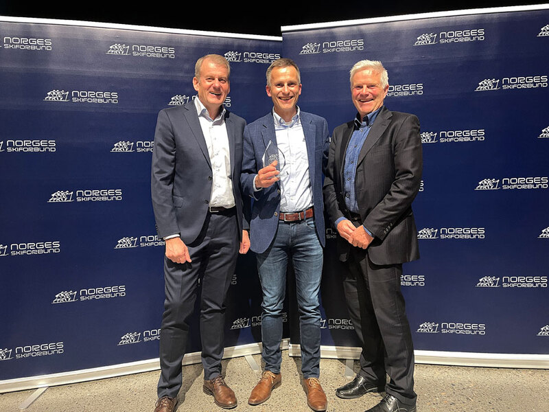 Skipresident Erik Røste, Yngve Thorsen (Equinor NC senior 2021) og arrangementsansvarlig i langrenn Asgeir Moberg. Foto: Norges Skiforbund Skipresident Erik Røste, Yngve Thorsen (Equinor NC senior 2021) og arrangementsansvarlig i langrenn Asgeir Moberg. Foto: Norges Skiforbund