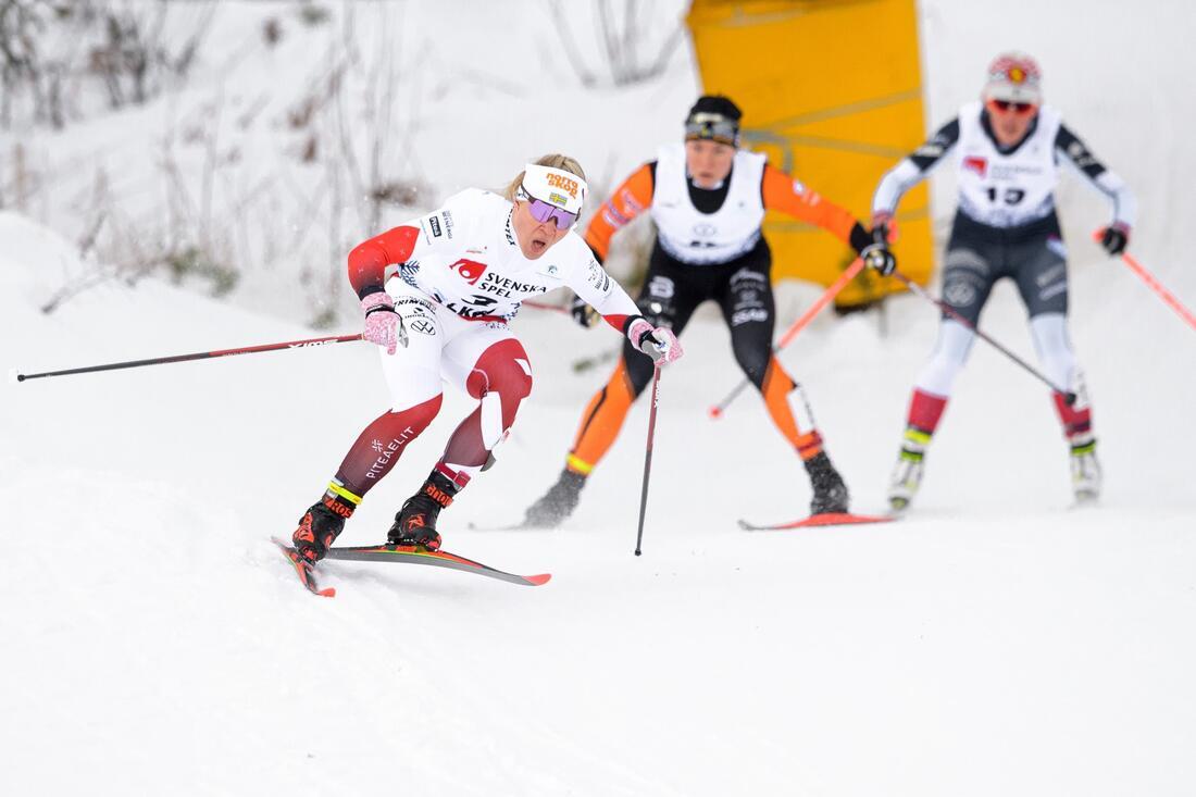 Jonna Sundling rett før hun faller i dagens kvartfinale i Gällivarepremiären. Foto: Simon Hastegård/Bildbyrån. Jonna Sundling rett før hun faller i dagens kvartfinale i Gällivarepremiären. Foto: Simon Hastegård/Bildbyrån.