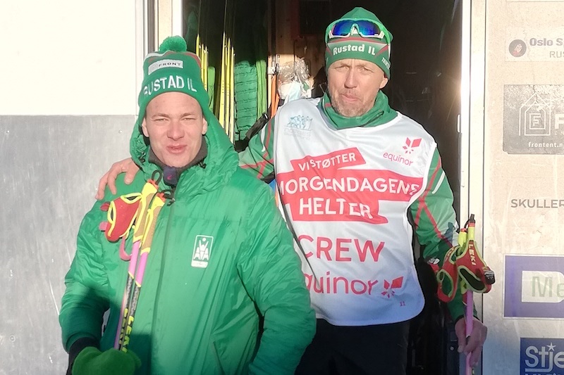 Tor Olav Nesheim Hægeland (til venstre) med trener Morten Tomter utenfor smøretraileren til Rustad IL under helgas sesgonåpning på Beitostølen. Foto: Privat Tor Olav Nesheim Hægeland (til venstre) med trener Morten Tomter utenfor smøretraileren til Rustad IL under helgas sesgonåpning på Beitostølen. Foto: Privat