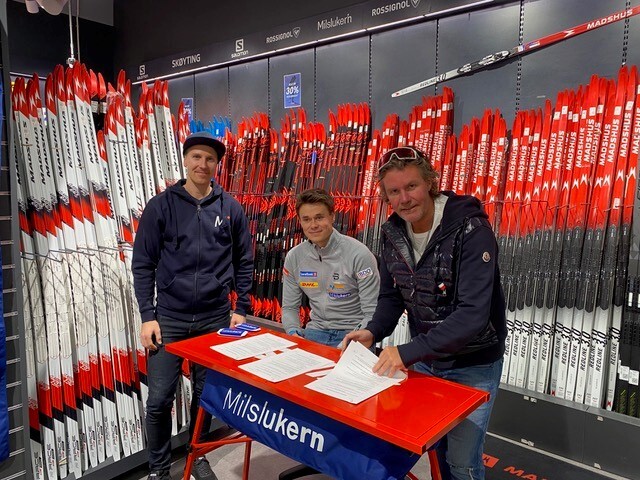 Butikksjef Erik Kurland Olsen, Milsluker’n, Harald Østberg Amundsen og daglig leder Morten Borgersen i MoBo Sportsholding Butikksjef Erik Kurland Olsen, Milsluker’n, Harald Østberg Amundsen og daglig leder Morten Borgersen i MoBo Sportsholding