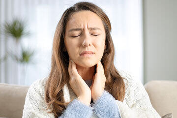 bs-Wom-Painful-Neck-433526894-360