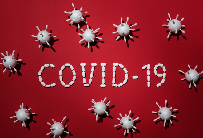 Bildet viser bokstaver der det står: covid-19