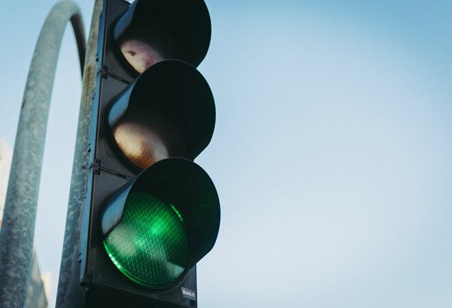 Bildet viser trafikklys som lyser grønt.