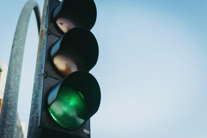 Bildet viser trafikklys som lyser grønt.