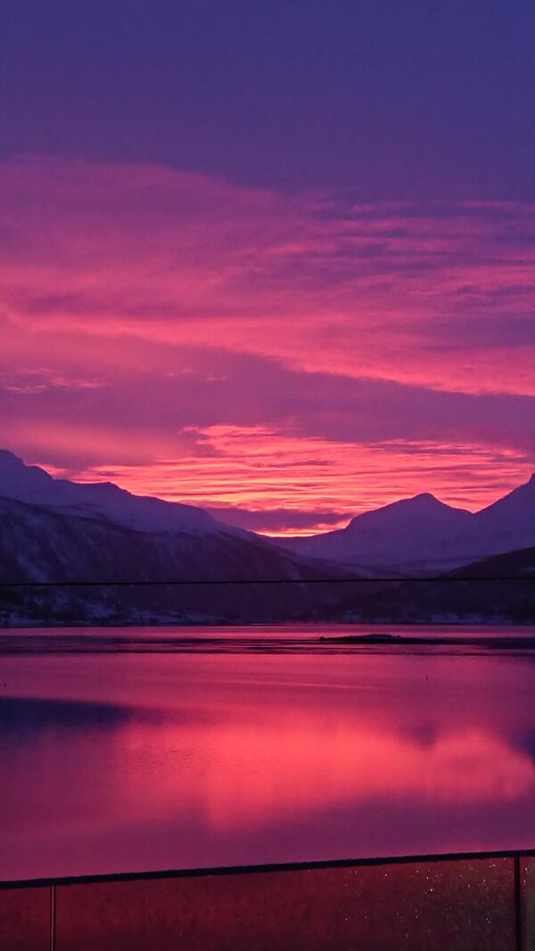 Rosa himmel speiler seg i fjorden