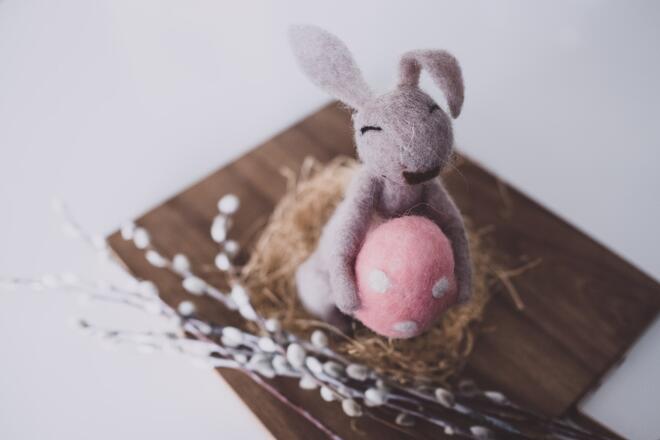 Bildet viser et påskemotiv med en hare og et egg