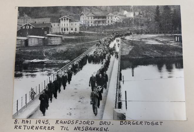 Bildet viser borgertoget som krysser Randsfjord bru, 8.mai 1945.