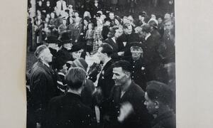 Bildet viser Sigurd Dahl som vender hjem fra fagenskap den 8. mai 1945.