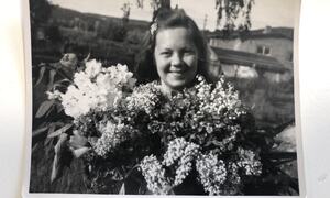 Bildet viser Edith Uno Larsson ved hjemkomst den 8. mai 1945.