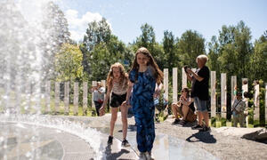 Bildet er tatt ved den store fontenen på Kistefos. Barn leker med vannet.