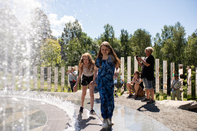 Bildet er tatt ved den store fontenen på Kistefos. Barn leker med vannet.