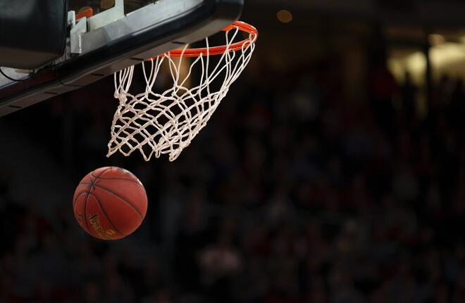 Bildet viser en basketball og en basketkurv.