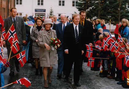 Bilet viser Dronning Sonja på Hadeland glassverk i 1997. Hun er sammen med Atle Brynestad og vi ser mange barn med flagg.