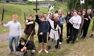 Vikingene kommer. Bildet viser barn som har kledd seg ut og har sverd og ser ut som vikinger.