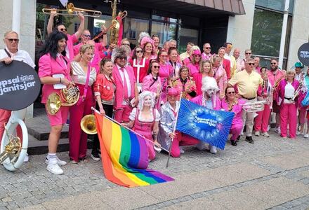 Oppsal Janitsjar kledd i rosa. Foto.