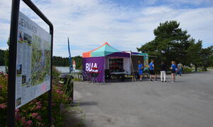 Bildet viser teltet og bilhenger fra BUA Jevnaker