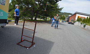 Bildet viser ordfører Morten Lafton som tester stige-golf hos sommervertene!