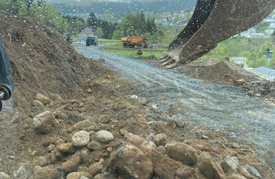 SPENNENDE UTSIKTER: Fra førersetet i sin åtte tonns gravemaskin av merket New Holland Kobelco e70sr, gjør Helge Ibrahim grovjobben for det han håper skal bli et nytt og unikt feriekonsept ved Stranda Feriesenter. (Foto: Helge S. Ibrahim)