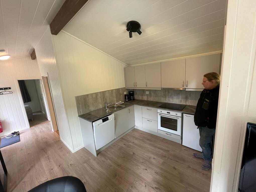 Sjefen sjøl, Jens Lunde, viser frem de nye hyttene som alle har høy standard, men han kan også tilby gjestene enklere hytter til en rimeligere pris. (Foto: Jarle Buseth)