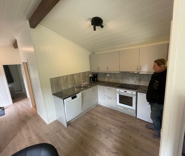 Sjefen sjøl, Jens Lunde, viser frem de nye hyttene som alle har høy standard, men han kan også tilby gjestene enklere hytter til en rimeligere pris. (Foto: Jarle Buseth)