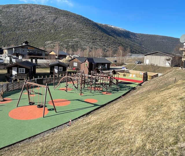 Ærverdig gammel camping med storinvestering i nytt lekeområde. Her skal det bli et yrende liv når gjestene er på plass. (Foto: Jarle Buseth)