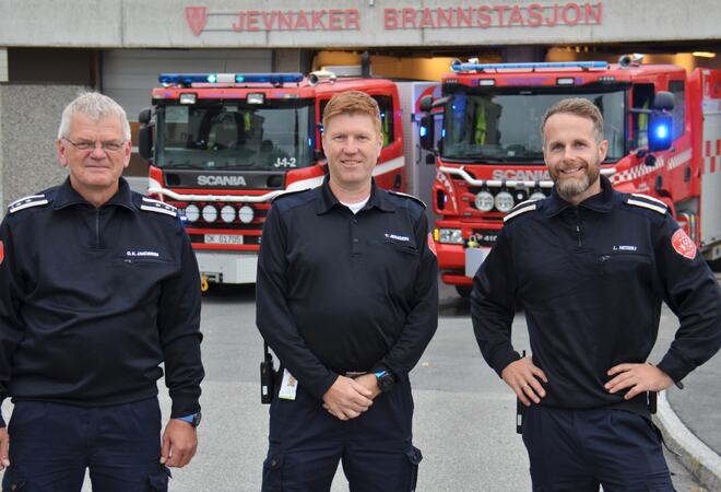 Bildet viser brannsjefen og flere av de ansatte i Jevnaker brann og redning.