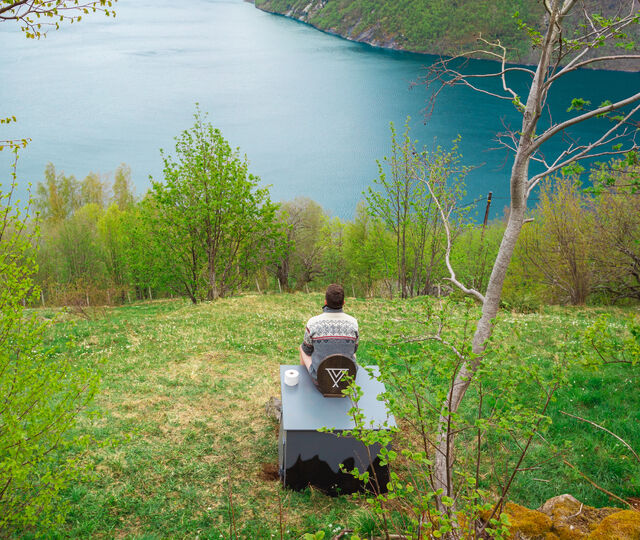 Gründer Alexander Raknes tester fasilitetene i Hellesylt.  FOTO: CAMPANYON