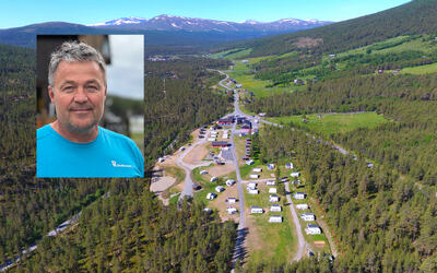 Den danske campingeieren Peter Brag (innfelt) foran campingplassen Randsverk som han driver sammen med sin kone Nina.