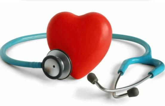 Illustrasjonsbilde. Hvit bakgrunn med turkis stetoskop og rødt hjerte i midten