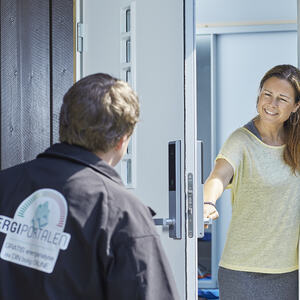 Bilde av en energirådgiver som besøker et hjem for å gi tips og råd om hvordan boligen kan bli mer energieffektiv.