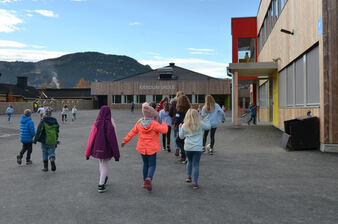 Illustrasjonsbilde: Barn i skolegård på Fjerdum skole