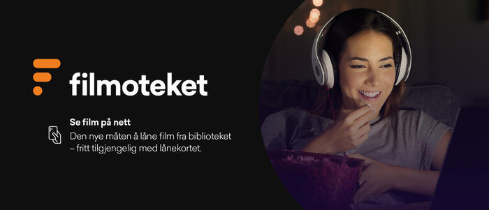Plakat for filmstrømmetjenesten Filmoteket. Bilde av kvinne med hodetelefoner og spiser popcorn.