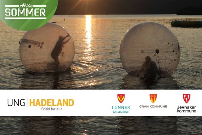Bildet viser store plastballer, med personer inni, på et vann i solnedgang. I venstre hjørne står det "Aktiv sommer". Over bildet er det logoer tilhørende UngHadeland og kommunene på Hadeland.