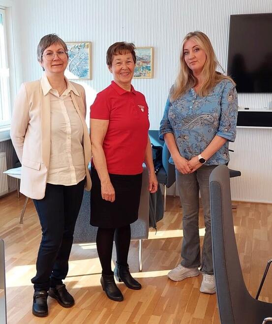 Ordfører Lena N. Bergeng, Kirsten Greiner Ovesen fra Demensforeningen og Lill-Marit Johansen fra Utsikten Dagsenter er fornøyd med å ha undertegnet avtalen.