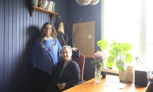 Ordfører Anita Karlsen og næringskonsulent Linda Klausen på et av Jobberede kontorene