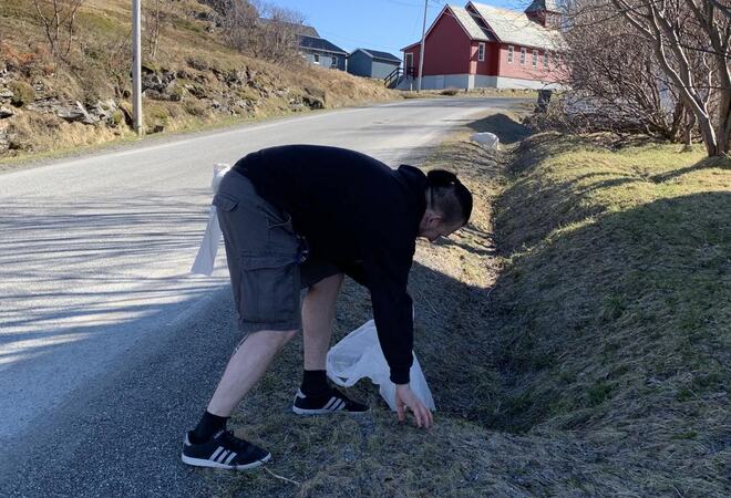 Michi Herbig går frem som et godt eksempel med søppelplukking