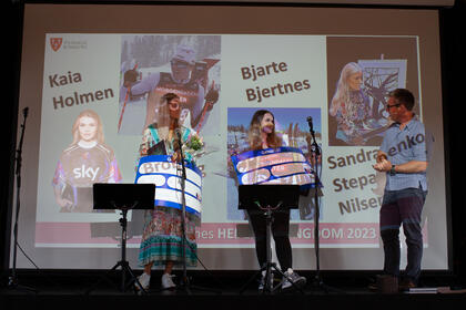Konferansier Håvar Austgard (til høyre) fikk æren av å dele ut heder til ungdommen. Sandra Stepanenko Nilsen (til venstre) og Kaia Holmen var til stede.