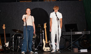 Emilie Aldersjøen og Herman Paulsen Rørvik fra ungdomsrådet startet kulturkvelden med duettsang.