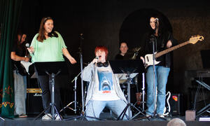 Rocken fikk sin tydelige plass i programmet med Merete, Hedvig (sang), Christina (gitar), Ada (bass), Adrian (piano) og Mia (slagverk).