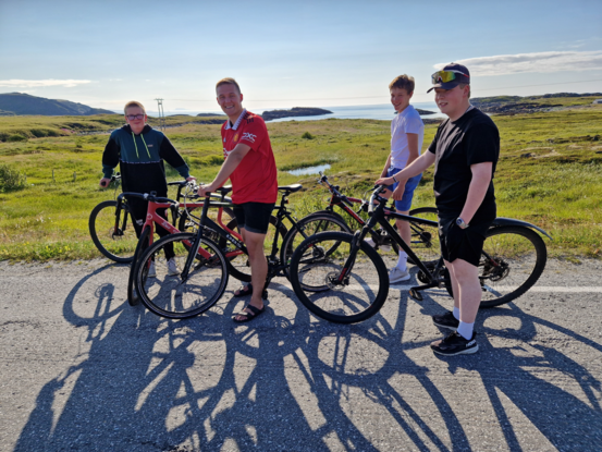 fire unge karer med ARNsykkelen på startstreken i Risvåg, Hasvik kommune. Foto: Eva D. Husby