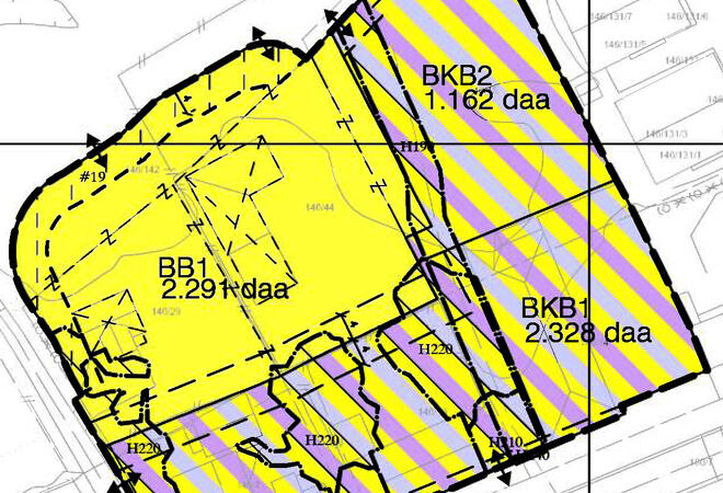 Bildet er et kartutsnitt som viser området for Hauger Terrasse. Ett felt er farget gult, tre andre er skravert lilla over. Resten er utenfor området, og ufarget.