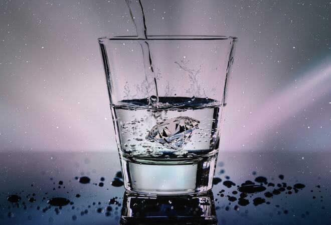Bildet viser et glass som fylles med vann.