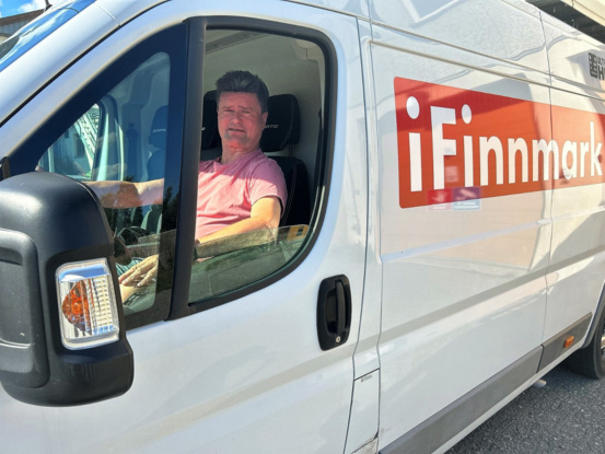 bilde av iFinnmark-bilen med Lars Birger Pedersen i førersetet. Foto: Tor Kjetil Kristoffersen
