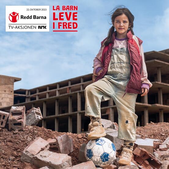 Jente står med foten på en fotball med ødelagte/uferdige byggninger i bakgrunn. Logo for Redd Barna og Tv-aksjonen i hjørnet