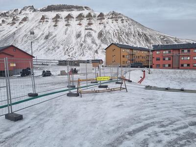 Veisperring i vei 219 for å føre midlertidige forsyningskabler over veien.